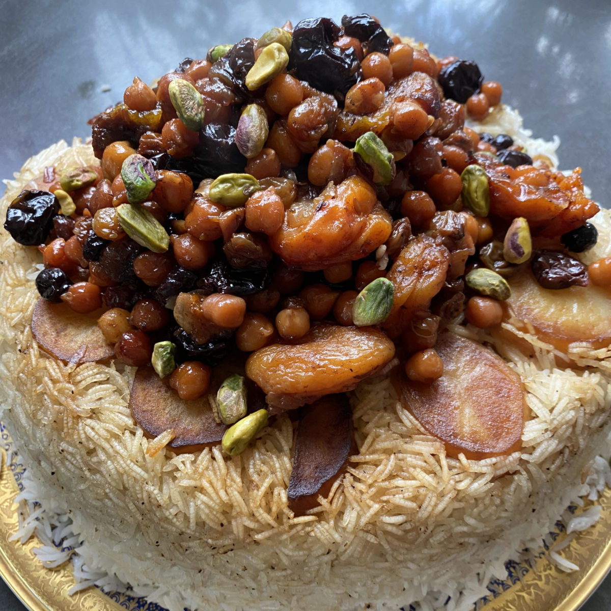 אורז פרסי עם תבשיל פירות יבשים וחומוס