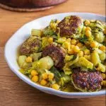 תבשיל קציצות דגים עם מנגולד חומוס וארטישוק ירושלמי
