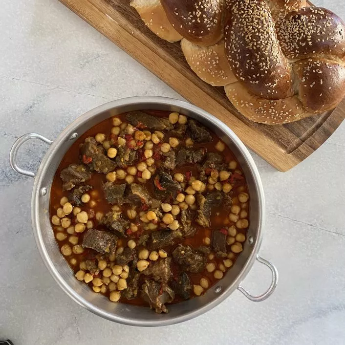 תבשיל לחי עם פלפלים וחומוס