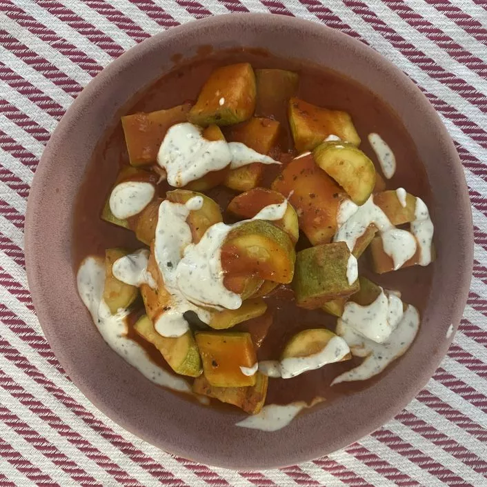 קישואים ברוטב עגבניות ויוגורט
