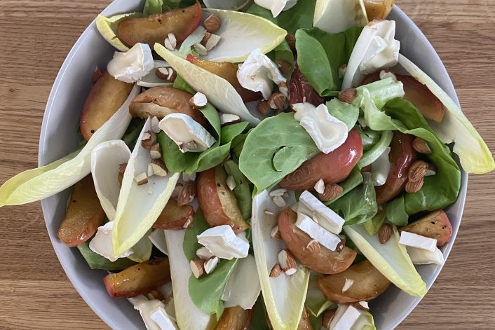 סלט עם תפוחים מזוגגים וגבינה