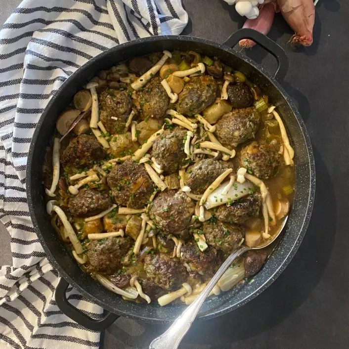 קציצות בשר עם פטריות וארטישוק ירושלמי