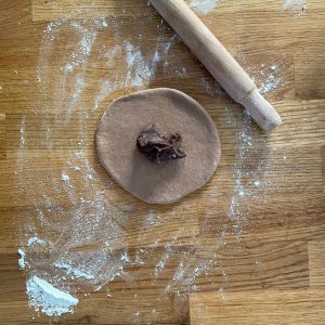 מניחים במרכז הבצק ממרח שוקולד מקורר