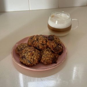 עוגיות פקאן ושיבולת שועל מושלמות ליד הקפה